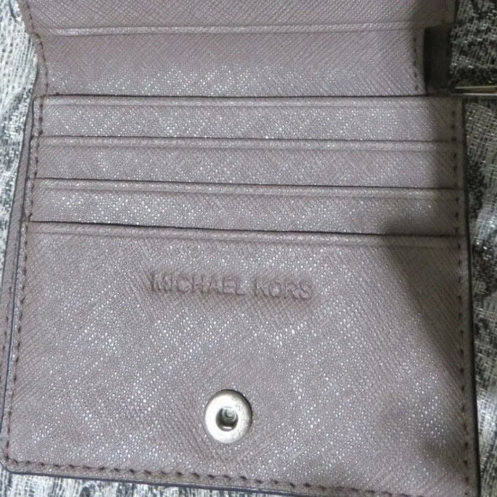 Michael Kors Jet Set Saffiano Leather Bifold wallet in Pearl Gray